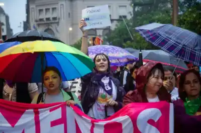 La lluvia no las detuvo: la fuerza de las mujeres tucumanas se hizo sentir en las calles