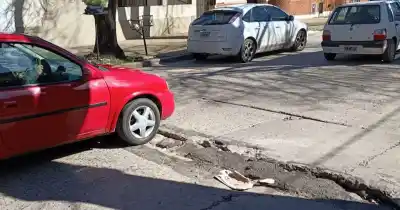 La grieta que "rompe ruedas" tiene en vilo a un barrio de La Plata: qué pasa en 6 y 70