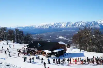 Nieve, trufas y vino: el plan perfecto que preparó El Bolsón para el feriado