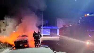 Un Ford Taunus ardió en llamas en plena madrugada y quedó reducido a cenizas