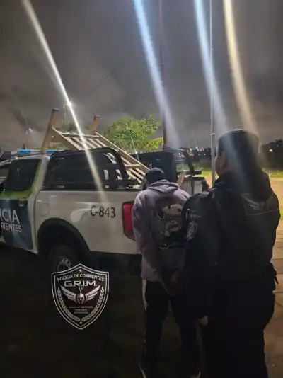 Cargó una cama al hombro para escapar y la policía lo atrapó en plena madrugada