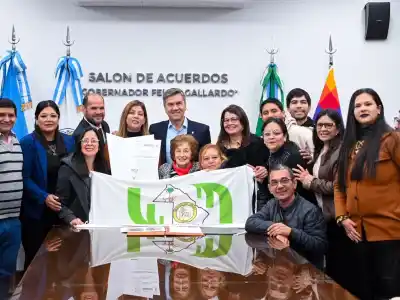 El emotivo momento en que la Asociación de Sordos del Chaco recibió su título de propiedad tras 50 años de lucha