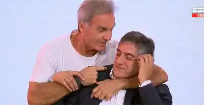 Ruggeri irrumpe en plena entrevista televisiva y desata un momento de locura con Francescoli