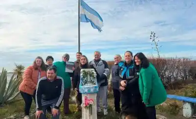 El homenaje que nadie esperaba: la playa de Magagna ya lleva el nombre de un vecino legendario