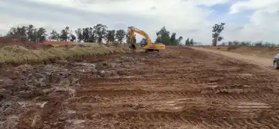 Emergencia hídrica en Intendente Alvear: la nueva máquina que cambia todo en la limpieza de canales