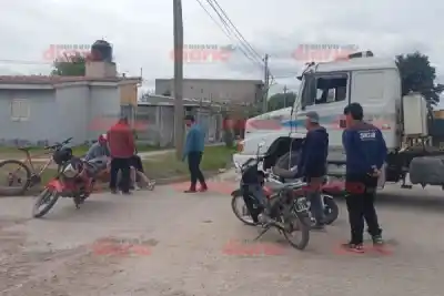 Volvía de dejar a su hija en la escuela y un camión la embistió en plena calle