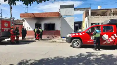 Una familia casi pierde su casa por un cargador de celular: qué pasó en el barrio Santa Rita