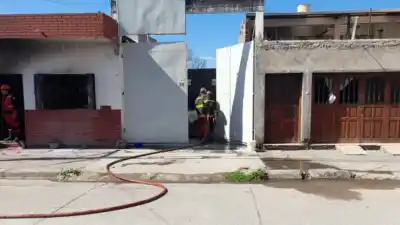 Explotó un celular mientras cargaba y una familia lo perdió todo en un incendio