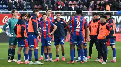 ¿Qué les dijeron los barras a los jugadores tras el clásico? La charla que paralizó a San Lorenzo