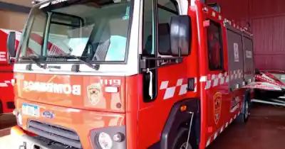 Alerta en el macrocentro: el fuego devoró neumáticos en una gomería y preocupó a los vecinos