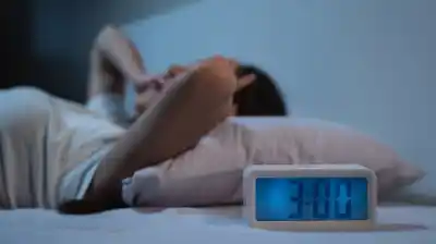 Tu ritual nocturno con el celular podría estar saboteando tu descanso: el hallazgo científico que prende las alarmas