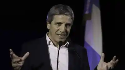 Préstamos en dólares para empresas: Caputo lanzó la medida pero dejó un sabor amargo a las familias endeudadas