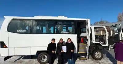 Gobernador Gregores suma un minibús para potenciar el turismo local