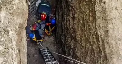 Así rescataron a un operario que cayó a una fosa de 6 metros en Santa Cruz