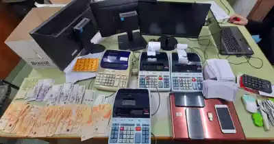 Allanaron a un quinielero en Pavón: secuestraron dólares, euros y un arsenal de tecnología