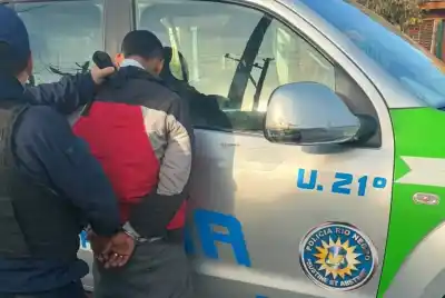 Un vecino alertó a la policía y frustró el robo de un celular en plena calle