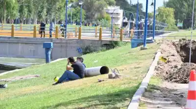 Tragedia en una obra de Roca: un trabajador murió sepultado en un zanjón cloacal