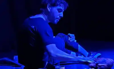 Un unipersonal que desafía los tabúes: llega “La colchoneta azul” al Teatro TKQ