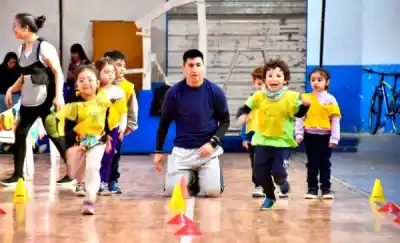 El gimnasio que se convierte en pista de atletismo: 200 chicos por día en los Mini Olímpicos de Trelew