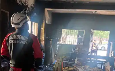 Un incendio en el barrio Malvinas obligó a evacuar una vivienda y dejó a dos vecinos asistidos