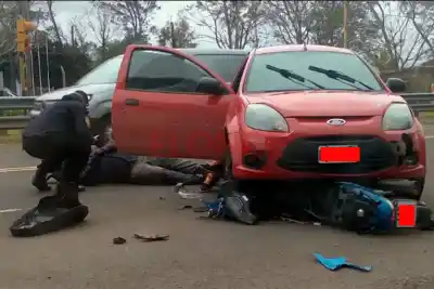 Impactante choque en Ruta 11: un motociclista terminó herido tras la colisión