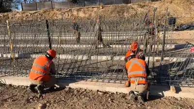 El nuevo puente de B° Santa Lucía ya tiene sus primeras vigas: ¿cuándo estará listo?