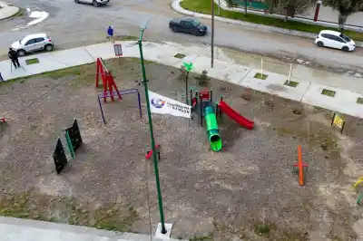 La plaza de Playa Unión que renació: luces LED, juegos nuevos y una promesa cumplida