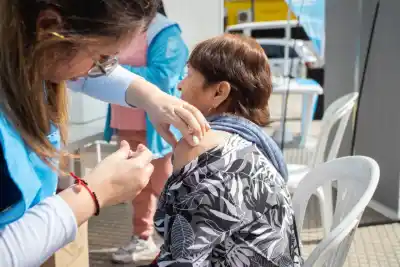Lanús Oeste: nueva jornada gratuita de salud integral con vacunación, testeos y atención para mascotas