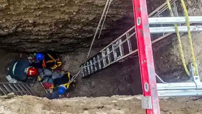 Cayó a una fosa de seis metros en plena obra y su rescate demandó un operativo de alto riesgo