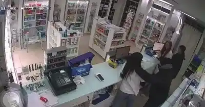 Violento asalto en una farmacia de Gonnet: las cámaras captaron el momento en que zamarrearon a las empleadas