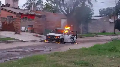 Se prendió fuego en plena calle y en minutos quedó reducida a cenizas