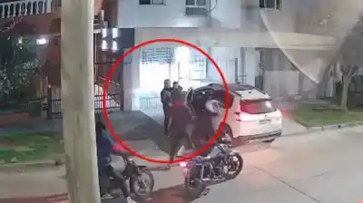 Tenía a su hijo de 4 años en brazos cuando los motochorros lo apuntaron: la escalofriante amenaza que escuchó