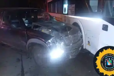 Un desperfecto mecánico habría provocado un fuerte choque entre una camioneta y un colectivo