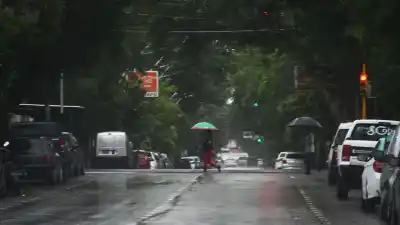Un martes bajo el agua: las impactantes postales que dejaron las intensas lluvias en Santiago