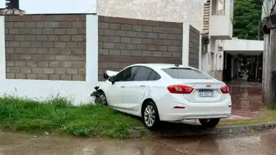 Impactante choque en La Banda: Un auto terminó estrellado contra una casa tras la colisión