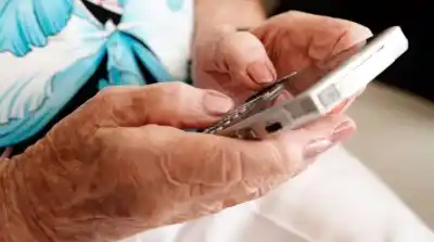 Aprendé a dominar tu celular: la UNRT lanza curso gratuito para mayores de 60