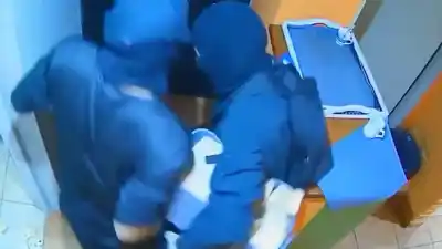 Asalto a mano armada en Rivadavia: el joven empleado terminó en el piso mientras los ladrones vaciaban la caja