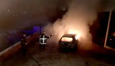 Misterio en Bernardo de Irigoyen: incendio destruye un auto y sospechan de un ataque intencional