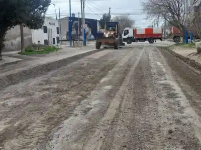 Comenzaron a reparar las calles más dañadas de Roca tras las lluvias: los sectores afectados