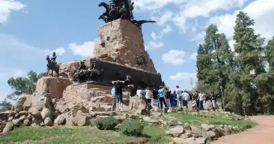 Mendoza: el Bus Sanmartiniano que promete un viaje al pasado con historia, arte y vino