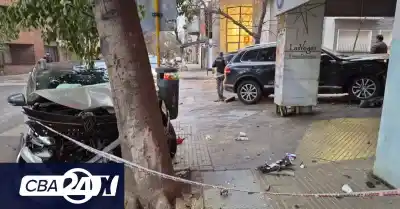 Un violento choque en Nueva Córdoba terminó con un auto incrustado en un kiosco
