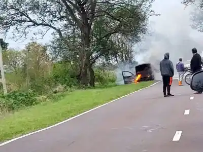 Alerta en la Ruta 20: un automóvil se incendió a metros de Itatí y el tránsito quedó paralizado