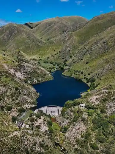 Trekking guiado en Capilla del Monte: la aventura que termina en el dique más alto de Córdoba