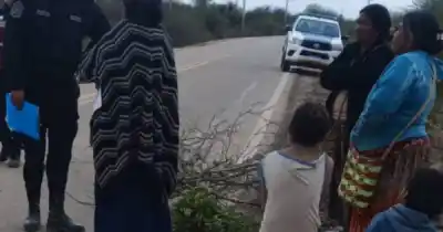 Mujeres wichí cortan una ruta en Salta y exigen respuestas por el alcohol: "Se roban hasta el alcohol etílico"