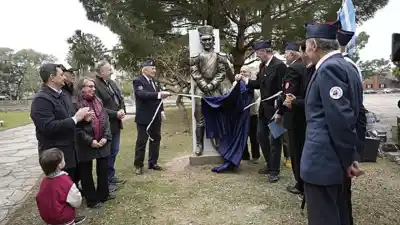 Un paseo para la historia: Villa María honra a los Granaderos Reservistas con una escultura única