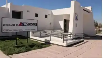 Misterioso incendio destruyó un auto secuestrado dentro de una comisaría en Rawson