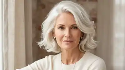 El error de color que envejece el rostro después de los 50: los peluqueros revelan qué tonos evitar
