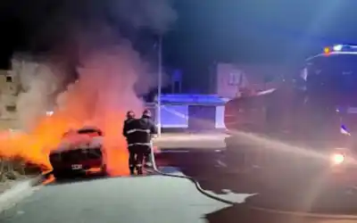 Un Ford Taunus se convirtió en una bola de fuego en plena avenida Bonifacio Cobacho