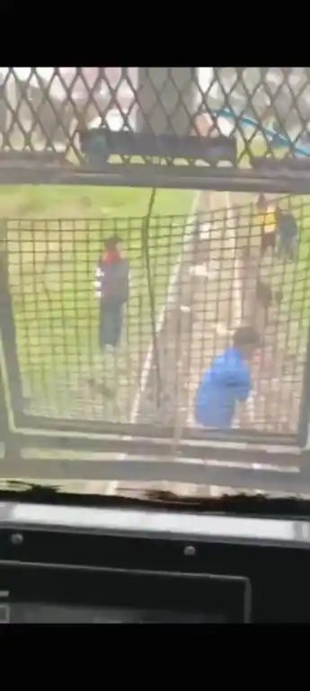 Niños y jóvenes de Cacique Pelayo convierten el tren en una pesadilla diaria