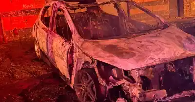 Misteriosos incendios de autos sacuden Rosario: los bomberos no dan crédito
